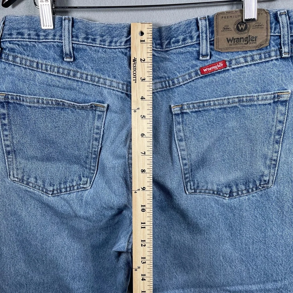 Wrangler Authentic Mens 35x30 Regular Fit Light Wash Denim Jeans